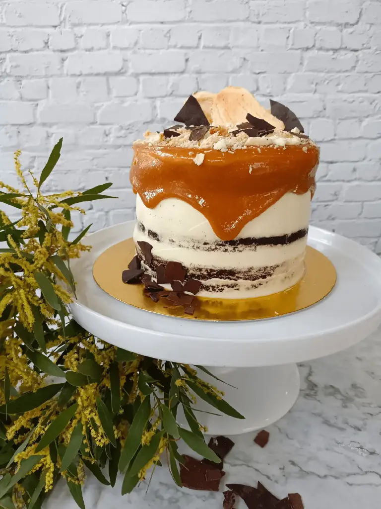 Tarta de Chocolate, mousse de mango y caramelo  (8-10 personas, Con gluten, Con lactosa)