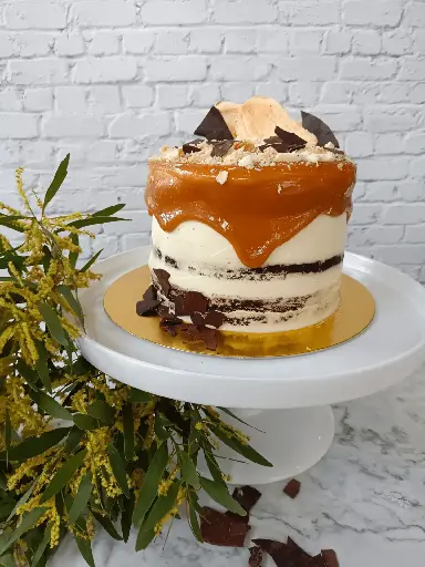 Tarta de Chocolate, mousse de mango y caramelo 